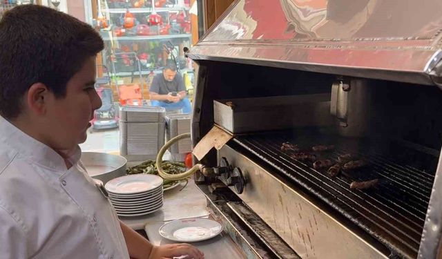 Yaz tatilinde evde oturmak yerine mutfağa girdi, 14 yaşında şef oldu