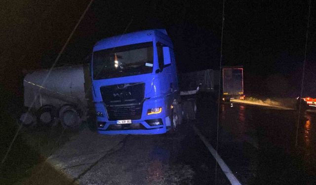 Yağmurda kayan tır kazaya neden oldu: 2 yaralı