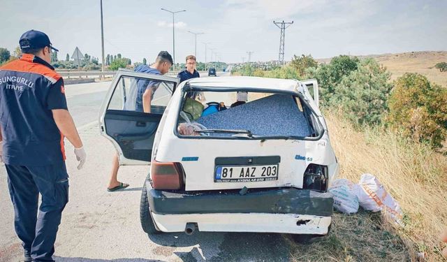 Hafif ticari araç ile otomobil çarpıştı: 3 yaralı