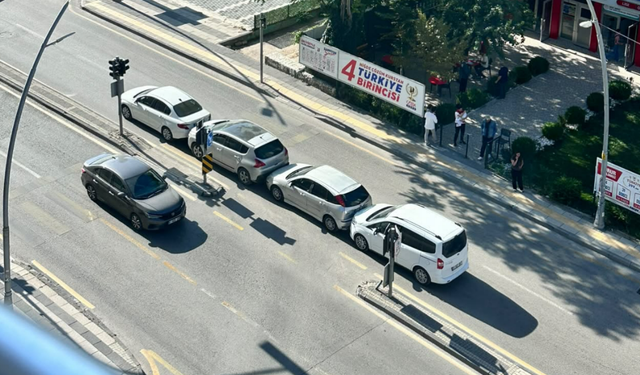 Niğde'de zincirleme kaza: 4 araç karıştı