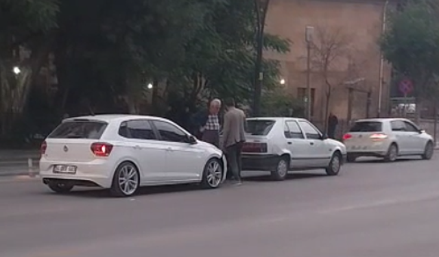 Niğde’de iki otomobil çarpıştı