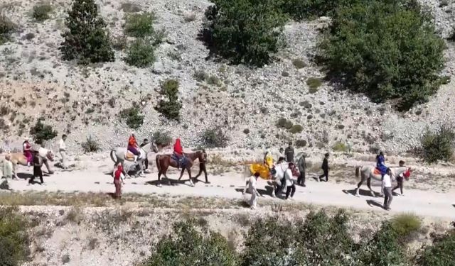 Asırlık gelenek atlı düğün alayıyla yaşatılıyor