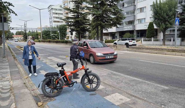 Otomobilin çarptığı bisiklet sürücüsü yaralandı