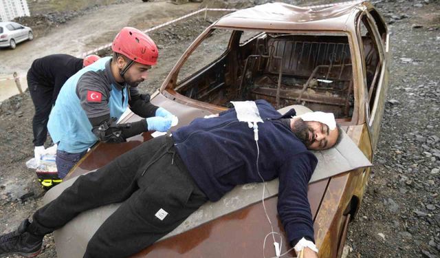 Yağış altında heyelan sonrası kaza tatbikatı