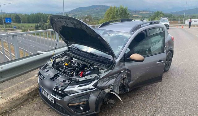Kontrolden çıkan araç bariyerlere çarptı: 2 yaralı