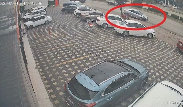 Kontrolden çıkan araç önce kamyonete, sonra park halindeki araçlara çarptı