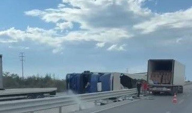 Kontrolden çıkan tır devrildi, yükü yola saçıldı