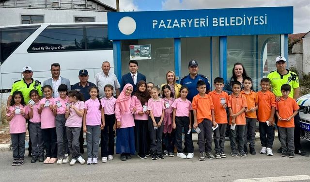 Okul çevresinde bulunan yaya yolunu çocuklar boyadı
