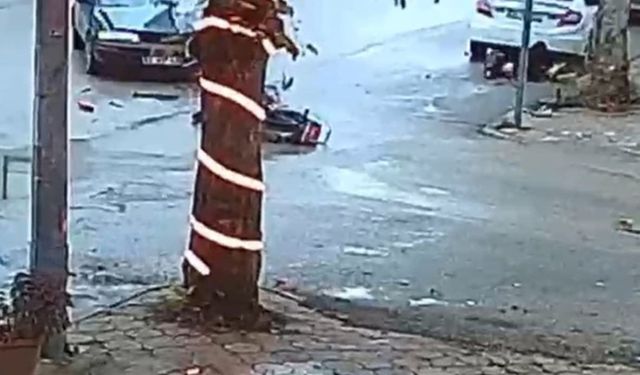 Otomobil ile motosikletin çarpışma anı güvenlik kamerasında