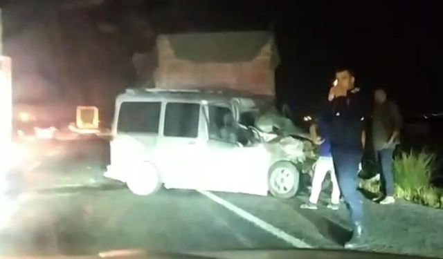 Hafif ticari araç tıra arkadan çarptı