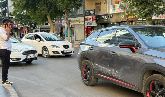 Niğde’de iki otomobil çarpıştı