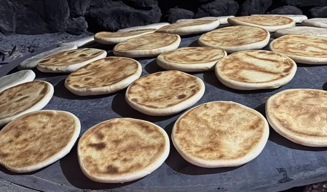 Kışlık yufkalar sacın üzerinde tek tek hazırlanıyor
