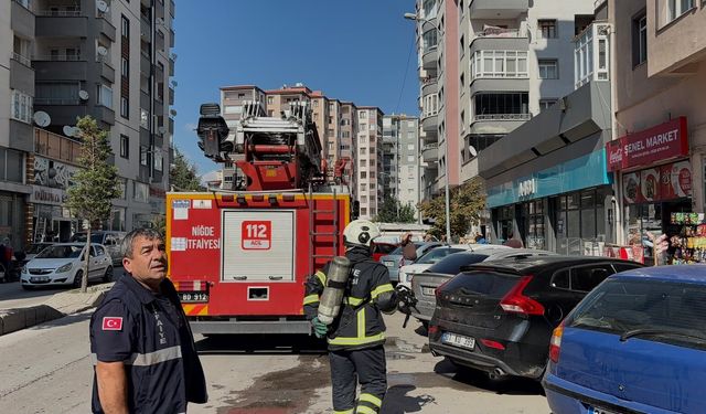 Apartman dairesinden yükselen duman paniğe neden oldu