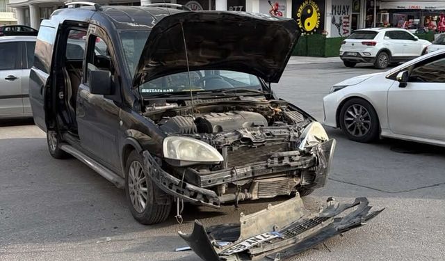 Niğde’de hafif ticari araç ile otomobil çarpıştı: 2 yaralı