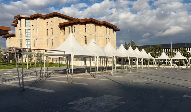 Niğde Gastronomi Festivali öncesi stantlar kurulmaya başlandı