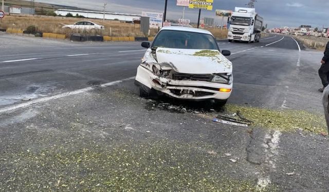 Niğde’de traktör ile otomobil çarpıştı