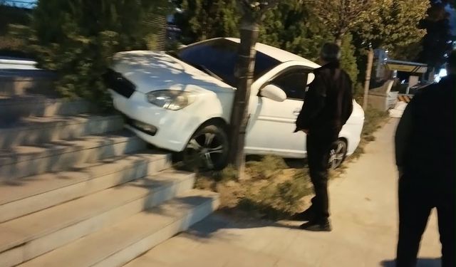 Niğde’de kontrolden çıkan otomobil kaldırıma çıktı