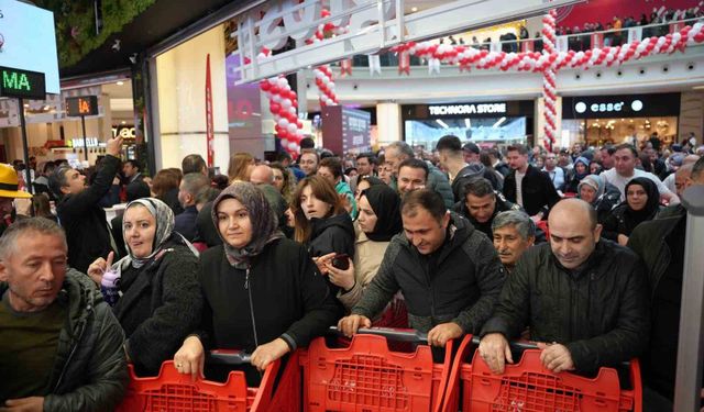 Açılışta indirim izdihamı: Kuyruk havadan görüntülendi