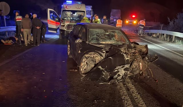 otomobil ile TIR çarpıştı: 3 yaralı