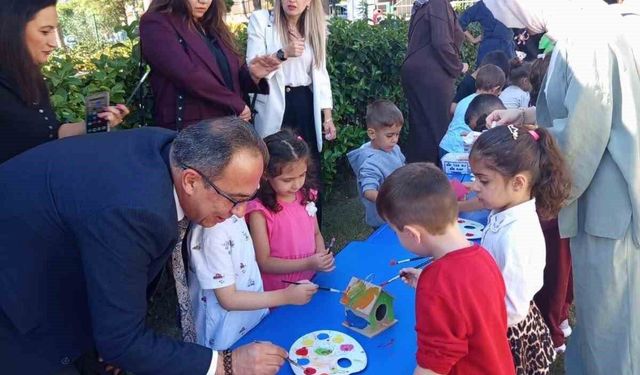 Minik eller kuşlar için yuva yaptı