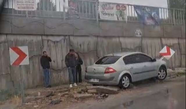 Niğde’de virajı alamayan araç trafik levhasına çarptı