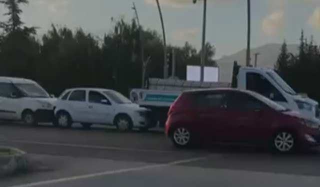 Niğde’de 3 araç zincirleme kazaya karıştı