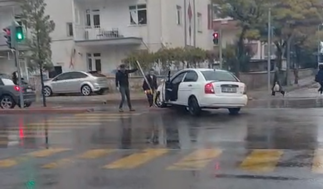 Niğde’de otomobil kaldırıma çıkıp levhaya çarptı