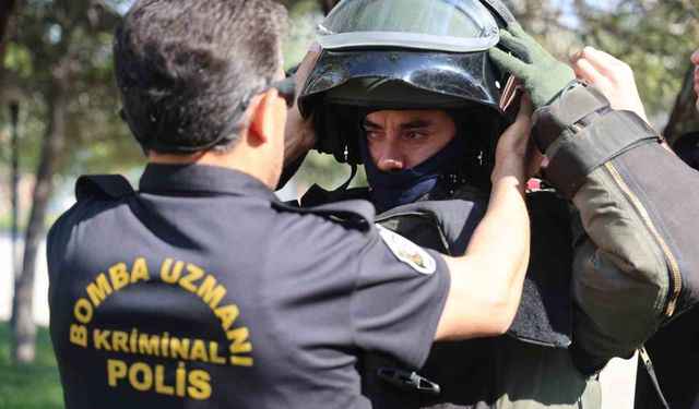 Herkesin uzaklaştığı şüpheli paketlere onlar hayatlarını ortaya koyarak yaklaşıyor