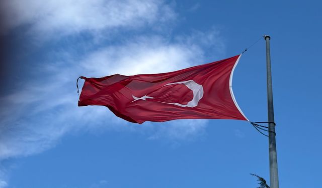 Niğde Kalesi’ndeki bayrak rüzgara dayanamadı