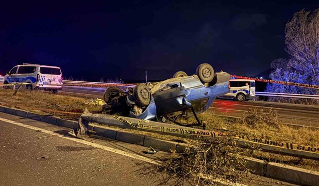 Aydınlatma direğine çarpan otomobil takla attı: 2 ağır yaralı