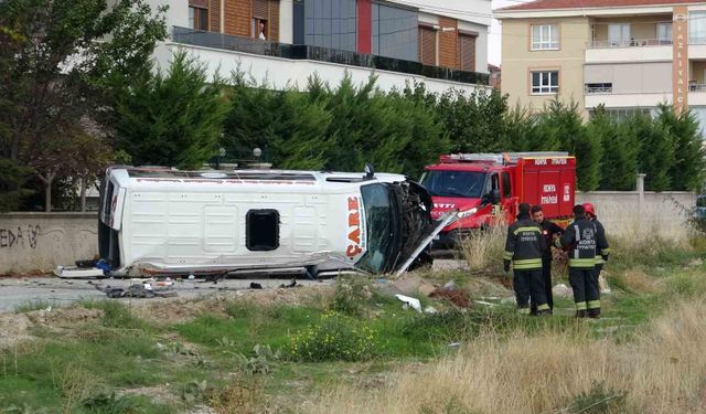 Servis minibüsü ile otomobil çarpıştı: 9 yaralı