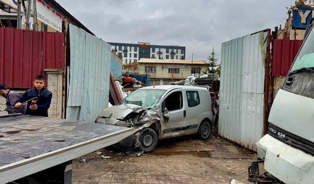 Vinç hurdalık önünde çarptığı aracı hurdaya çıkardı