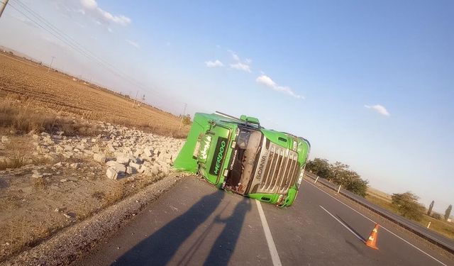 Niğde’de briket yüklü tır devrildi