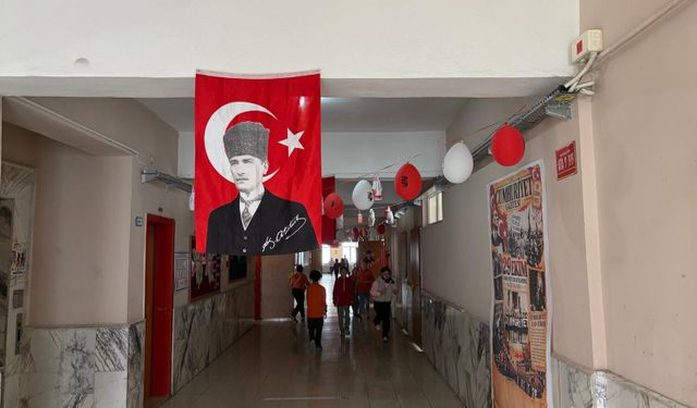 Niğde’de okul koridorunda Cumhuriyet coşkusu