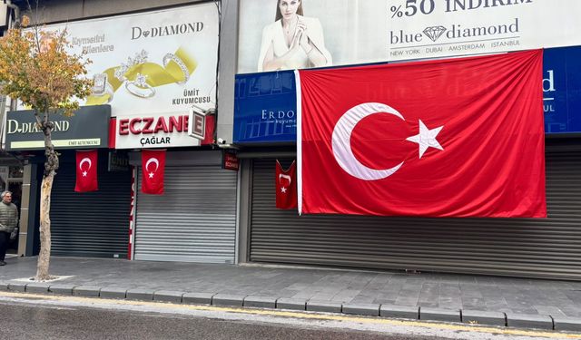Niğde’de esnaf iş yerlerini Türk bayraklarıyla donattı