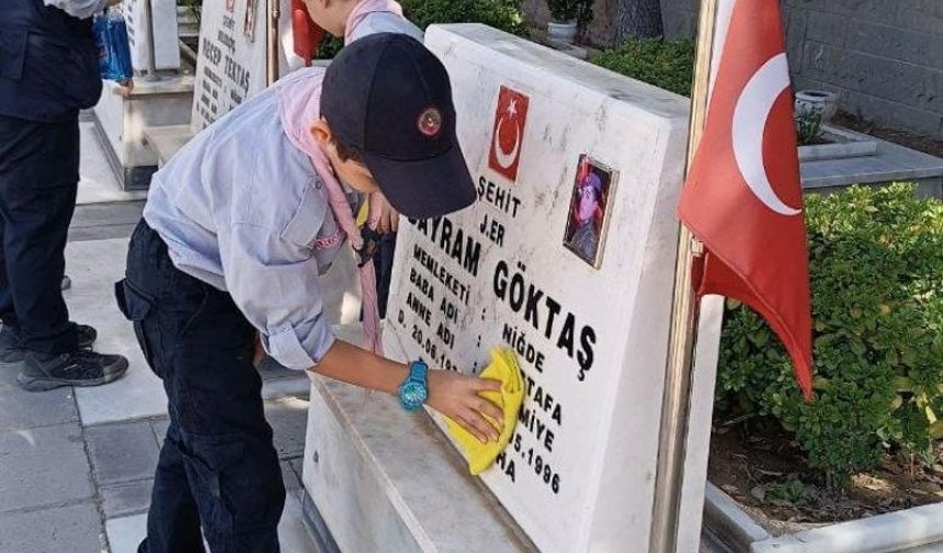 İzcilerden  şehitlere vefa