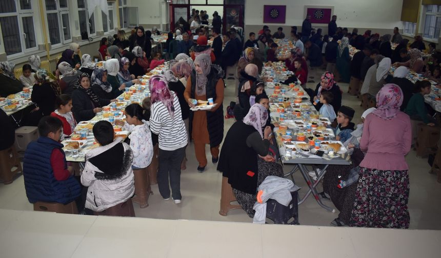 Yeşilgölcük Anadolu İmam Hatip Lisesi’nden bin kişilik iftar yemeği