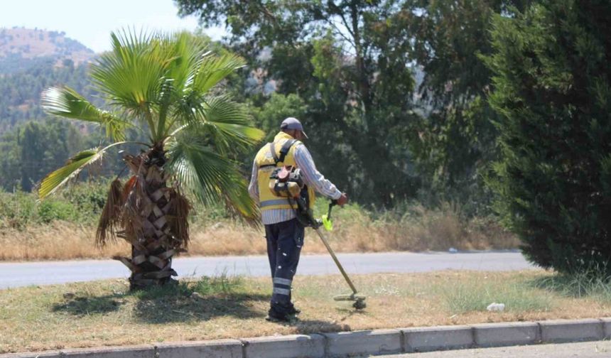 Temizlik işçilerinin sıcakla mücadelesi başladı