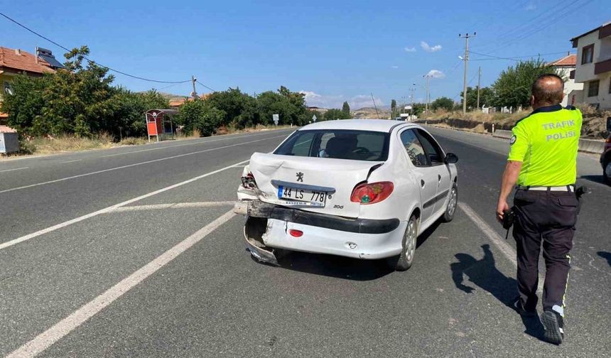 Hafif ticari araç ile otomobil çarpıştı: 1 yaralı