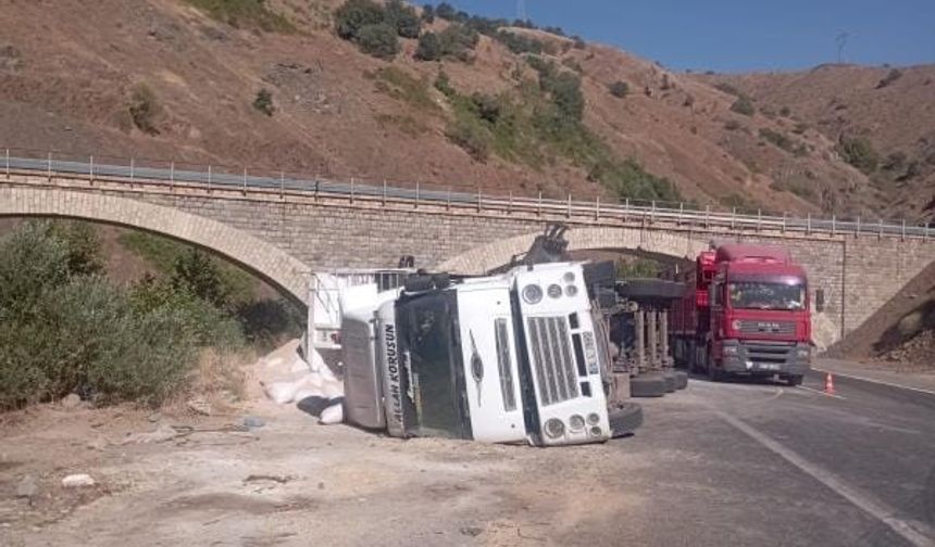 Elazığ’da tır devrildi, bir kişi yaralandı.