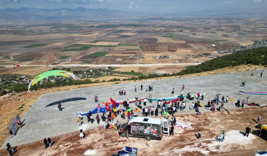 yamaç paraşütü heyecanını depremzede çocuklar merakla izledi