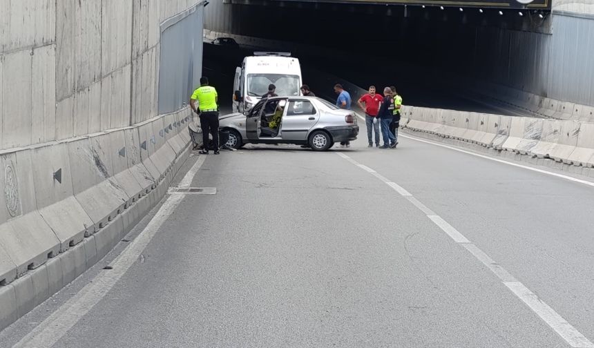 Afyonkarahisar'da otomobil bariyerlere çarptı: 3 yaralı