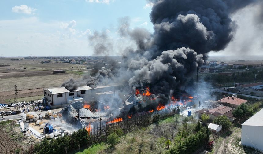 Kapaklı'da kimyasal fabrika yangını dron ile görüntülendi