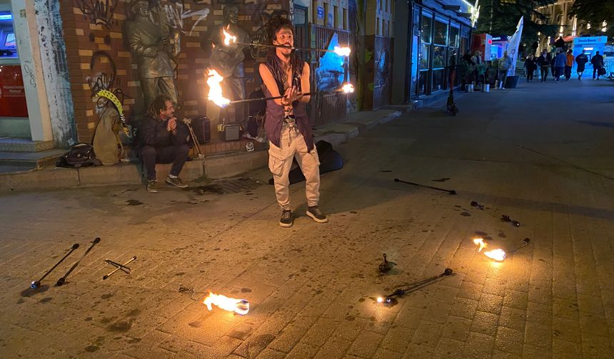 Meşalelerle yapılan akrobatik gösteri geceyi aydınlattı