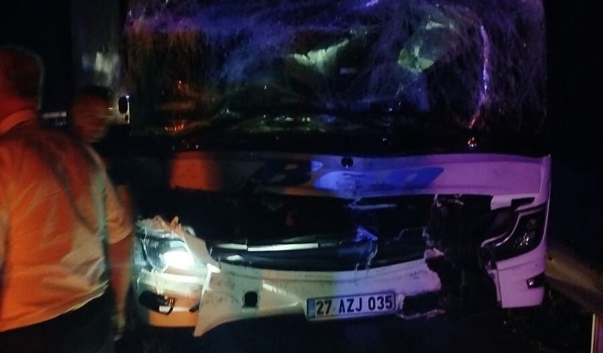 Mersin,Tarsus'ta yolcu otobüsü tıra çarptı: 4 yaralı