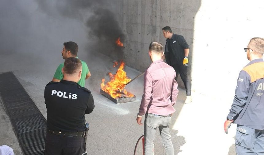 AFAD’dan polis ekiplerine uygulamalı yangın eğitimi