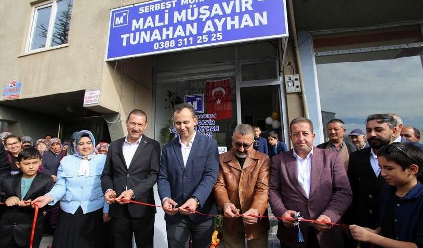 Genç Mali müşavir Tunahan Ayhan ofisi coşkulu bir törenle açıldı