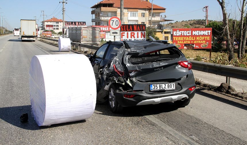 Kağıt Bobini Otomobilin Üzerine Düştü