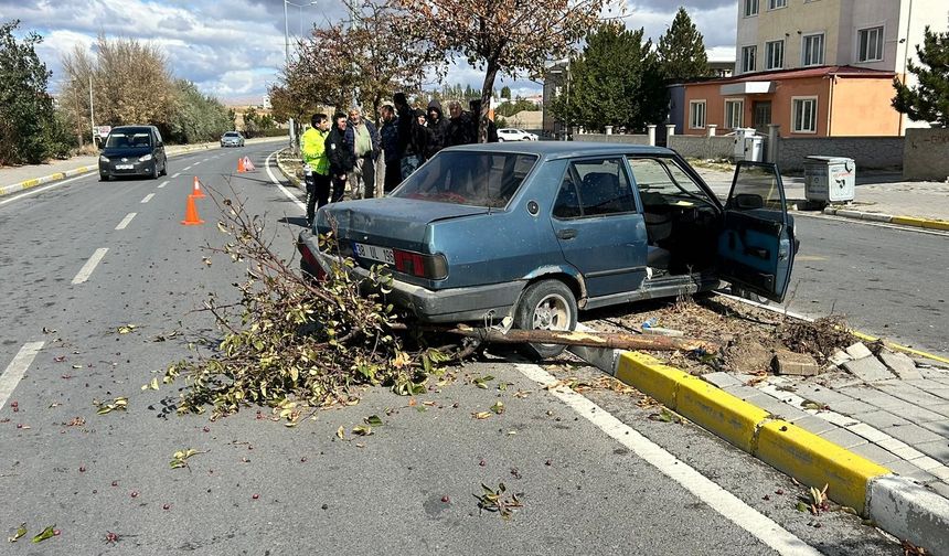 Tırla çarpışan otomobil refüje çıktı