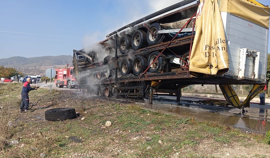 Hurda Yüklü Tırın Dorsesi Alevlere Teslim Oldu